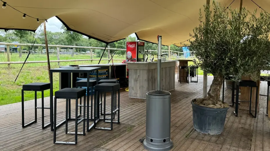 Opstelling met gehuurd feestmateriaal