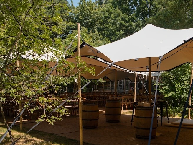 Stretchtent in een bos
