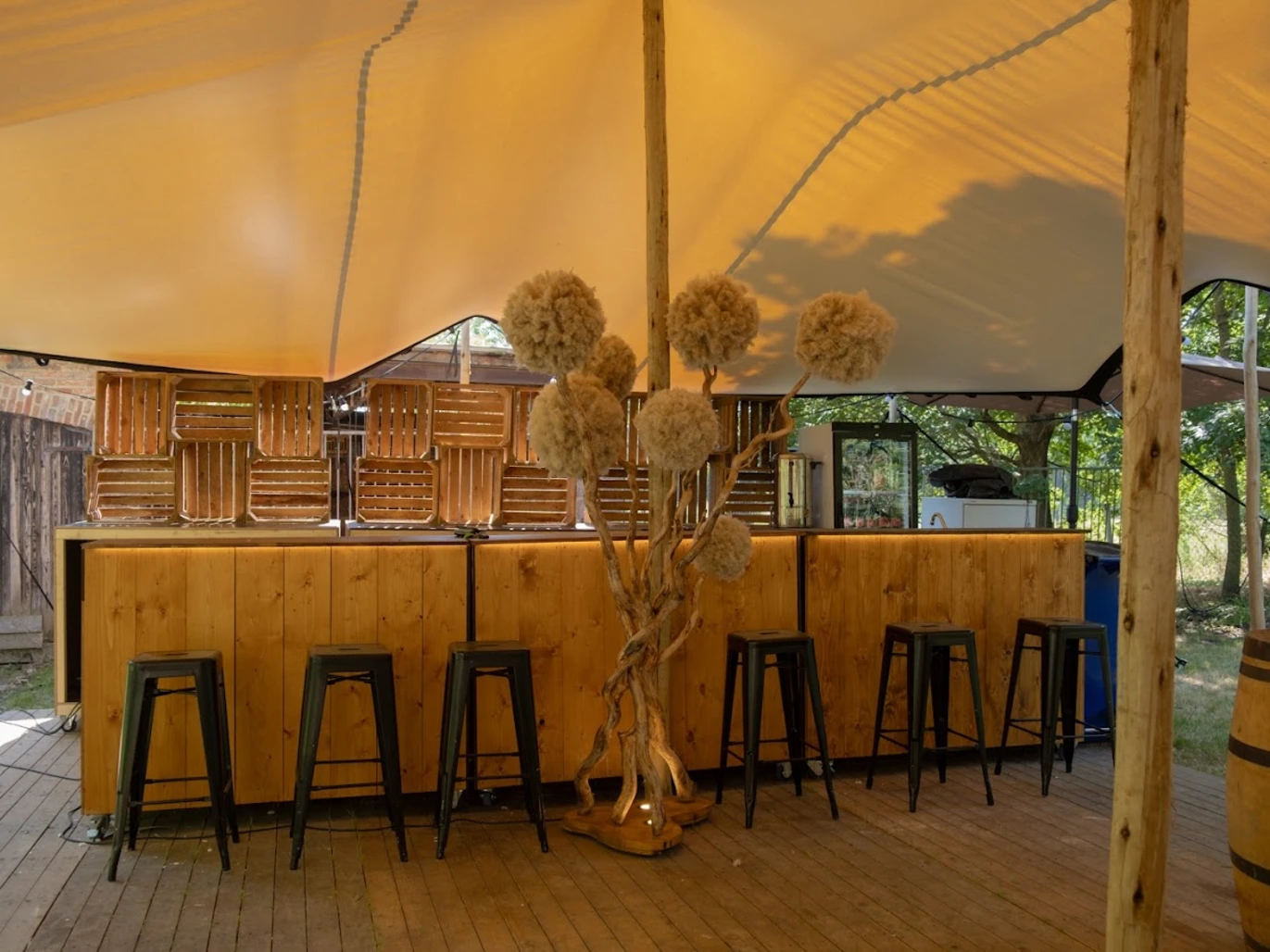 Houten bar onder een stretchtent