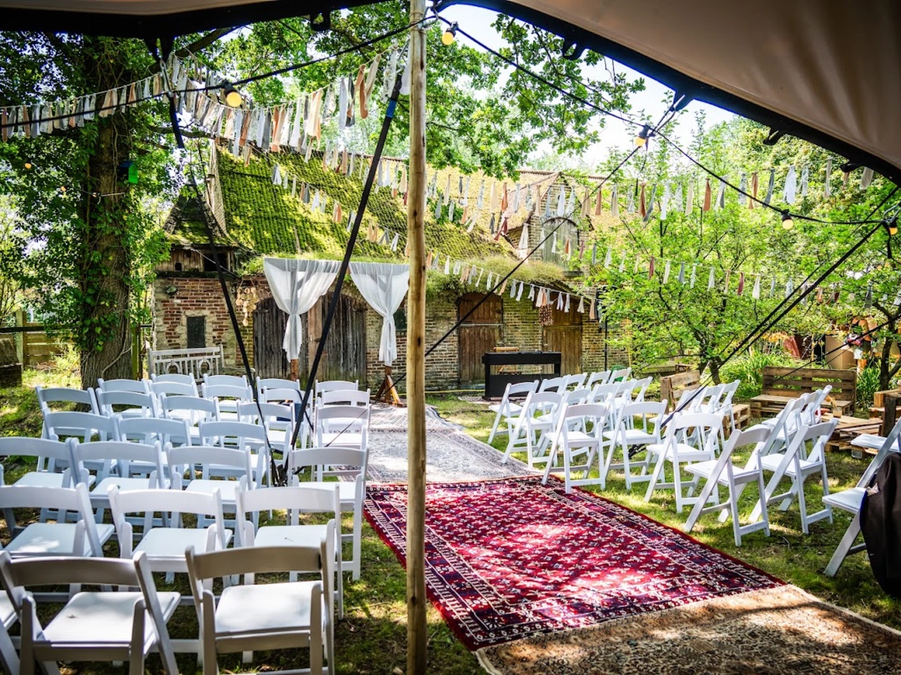 Ceremonie onder een stretchtent