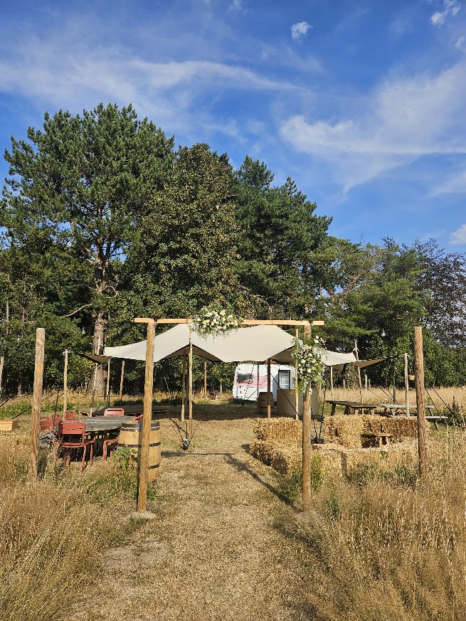 Stretchtent tijdens een farm wedding