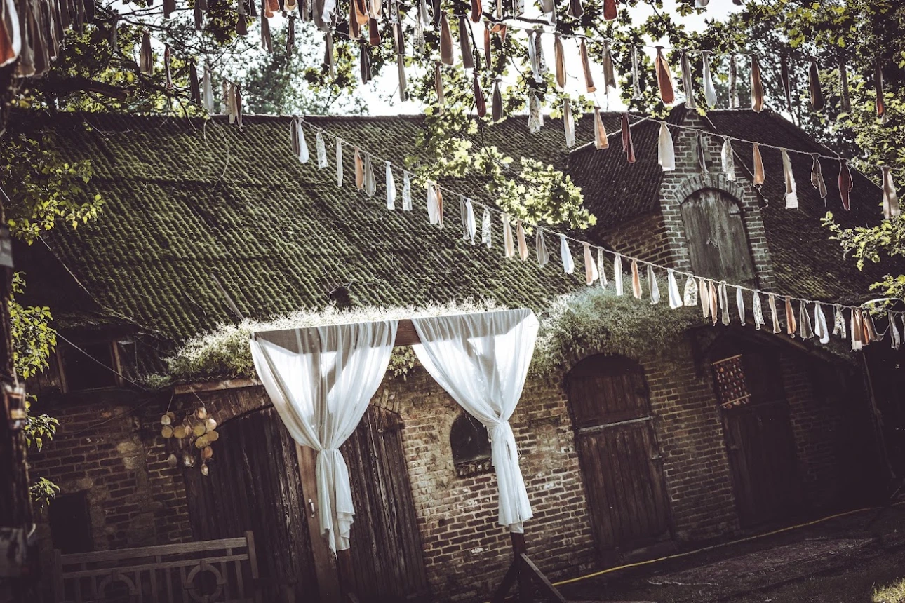 Huwelijksboog met styling tent