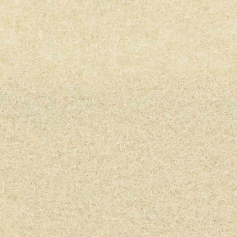 Zandkleurige loper die mooi aansluit bij houten stoelen en neutrale decoratie