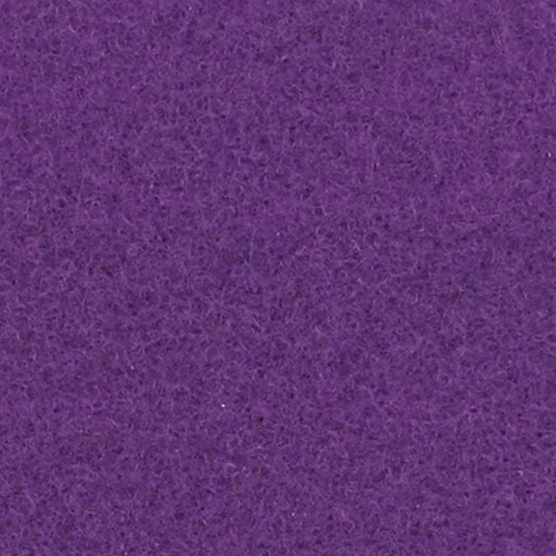 Ceremonieloper in zachte tint, strak gelegd tussen twee rijen stoelen in open lucht